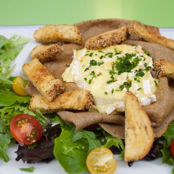 AUX SAVEURS BRETONNES : l'authenticité bretonne sur une terrasse ensoleillée à Perpignan